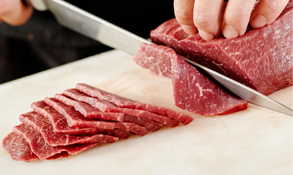 肉を切る